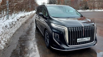 Минивэн Hongqi HQ9 доставил Forbes к фабрике обуви "Котофей" в тест-драйве