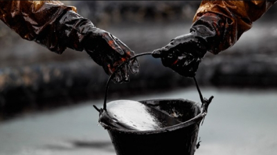 Рубль на Мосбирже слабеет к юаню на фоне падения цен на нефть